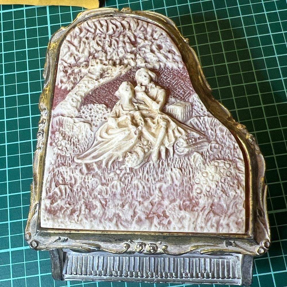 🔥 Sale Vintage Sankyo Japan Cameo Piano Jewelry Music Box plays ‘Memories’